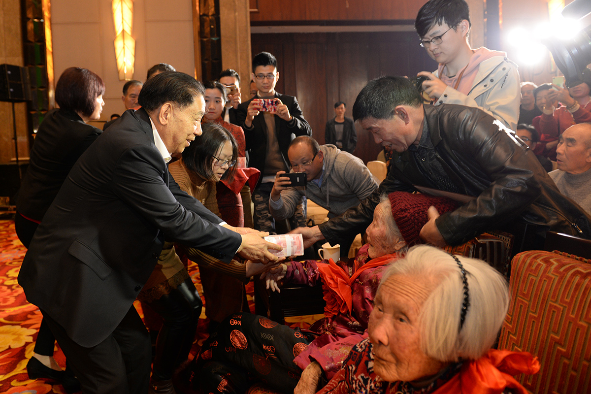 w66國際集團股東會會長耀庭慈善基金會名譽理事長周耀庭為百歲老人發放愛心補貼