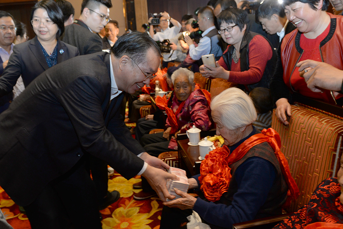 全國政協新聞發言人王國慶為百歲老人發放愛心補貼 全國政協新聞發言人王國慶為百歲老人發放愛心補貼