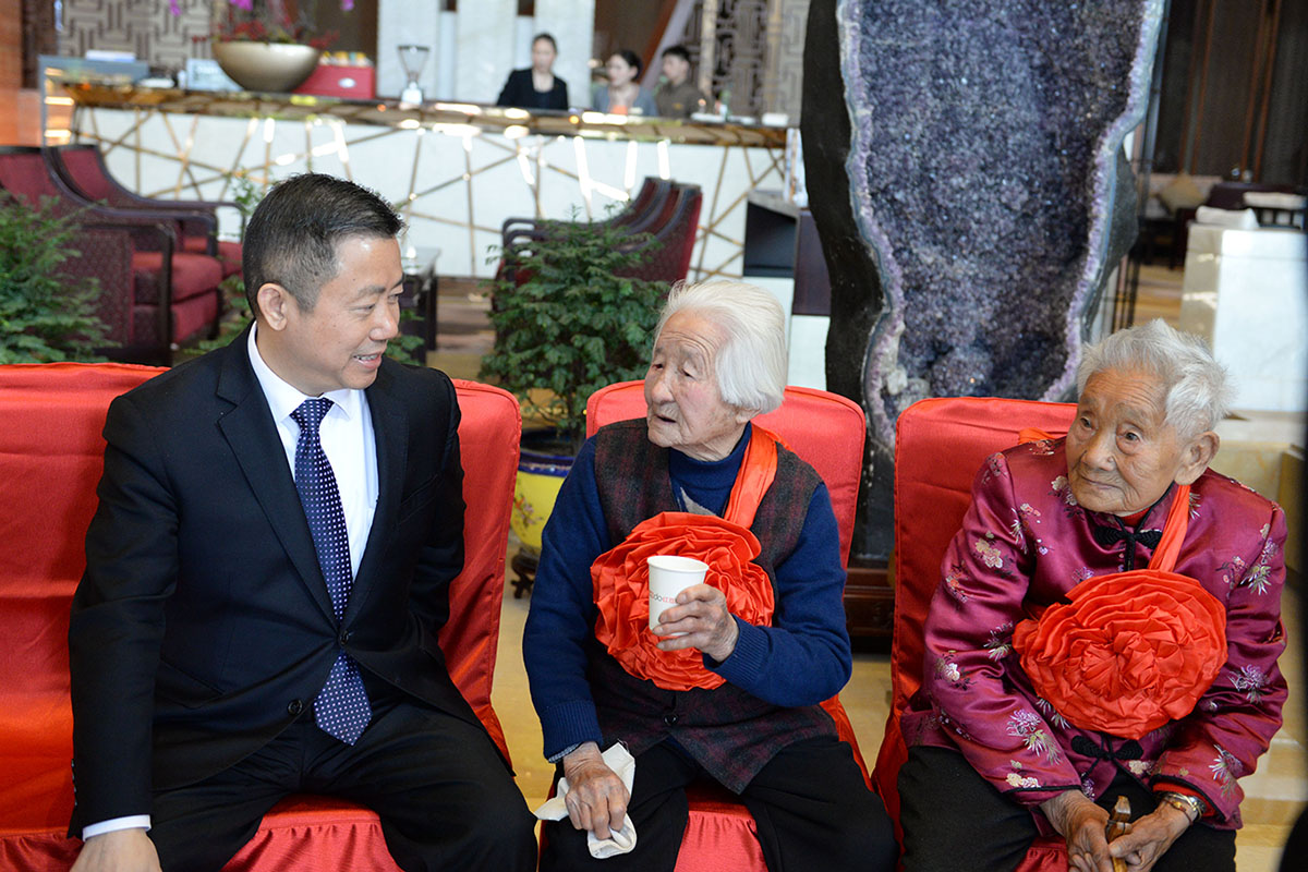 w66國際集團董事局主席兼CEO周海江同百歲老人親切交談 w66國際集團董事局主席兼CEO周海江同百歲老人親切交談