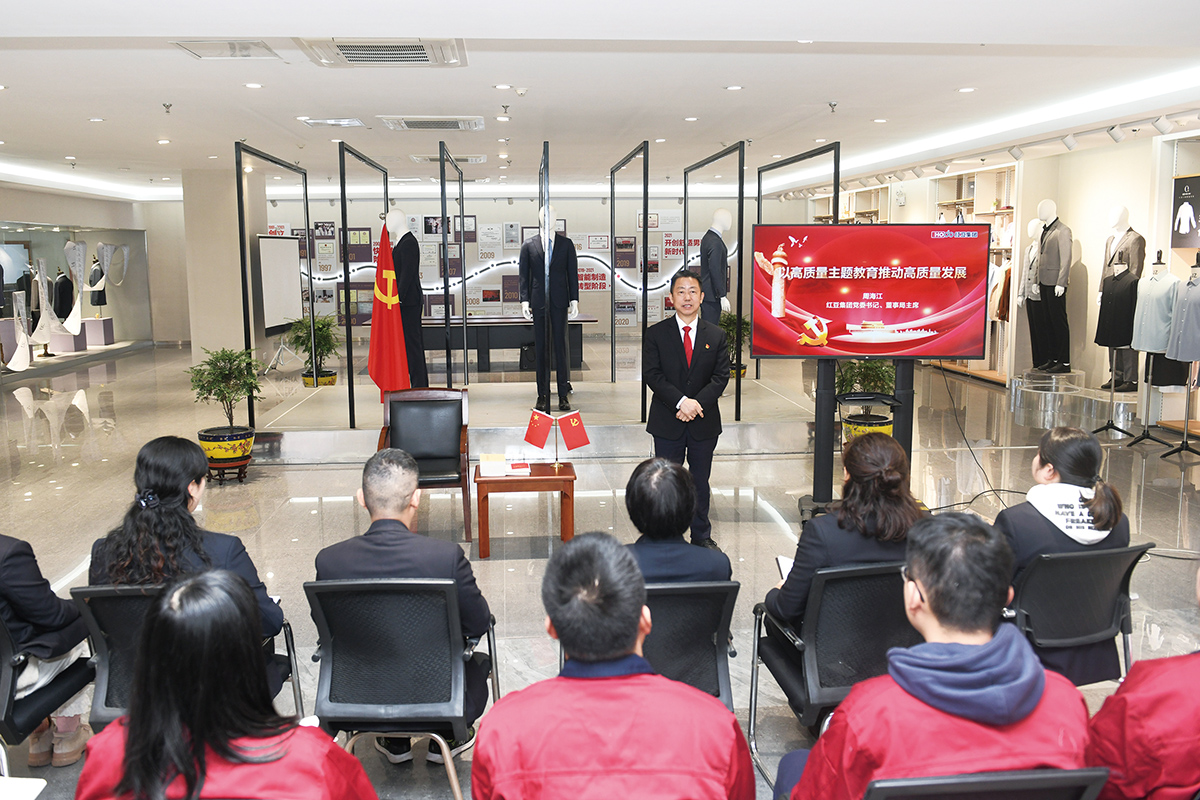 A,周海江為車間一線員工上黨課 A,周海江為車間一線員工上黨課